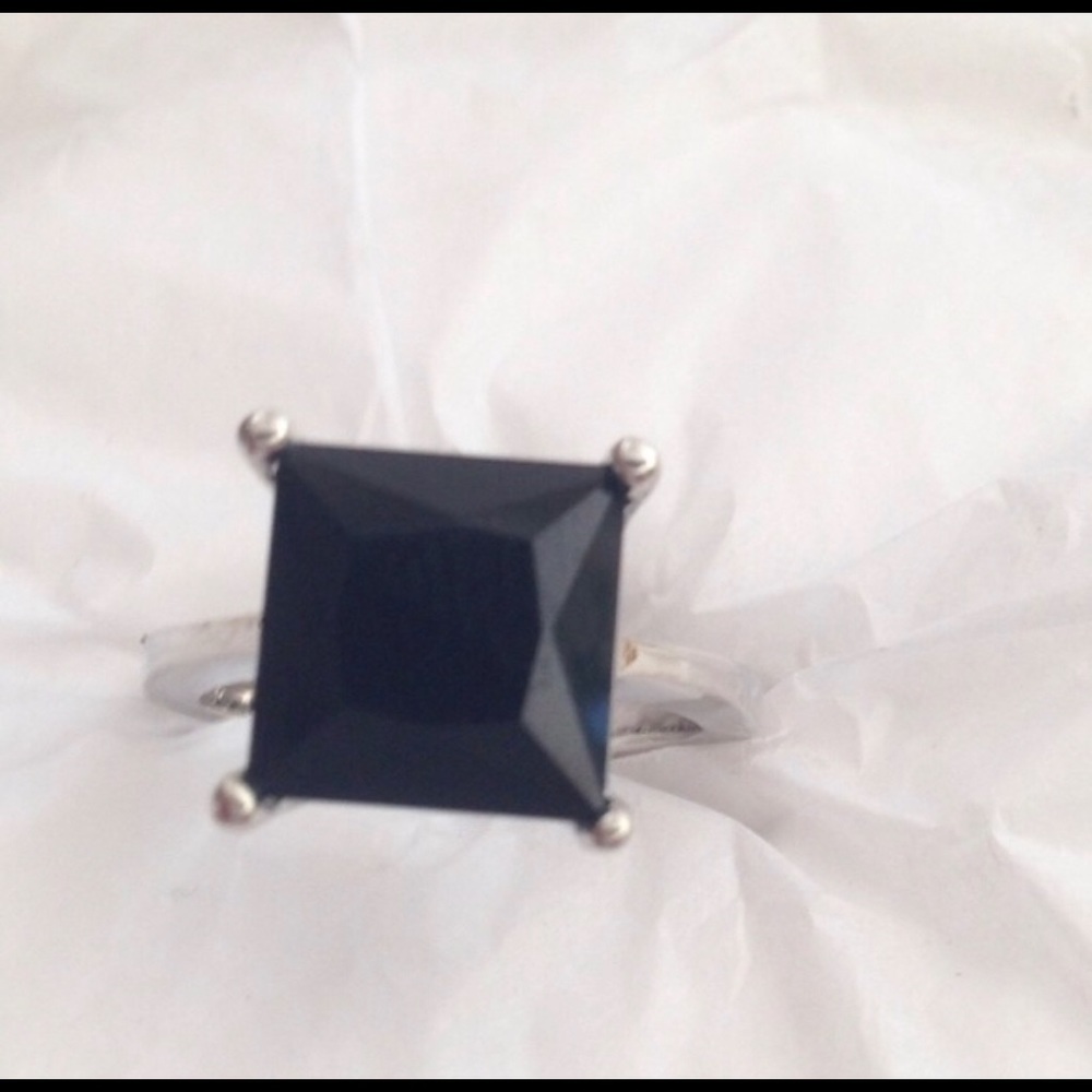 💯% 925 Sterling silver ring size 6 💯% black onyx